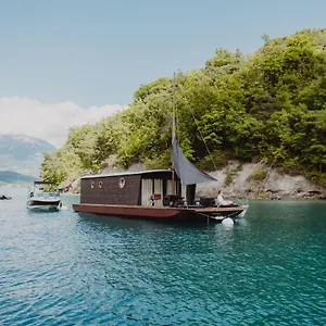 Les Toues Cabanées Du Bateau-hôtel